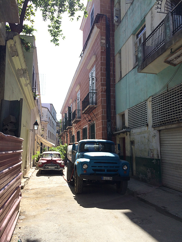 【キューバ】旧市街の小道のクラシックカー