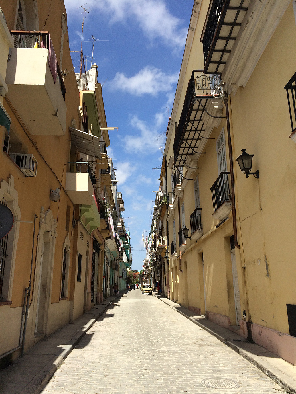 【キューバ】旧市街の黄色い壁の街並み